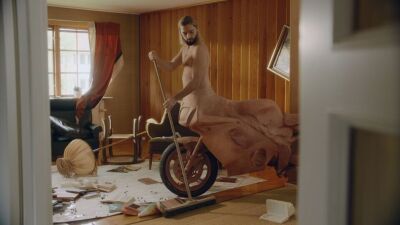 悩みも吹き飛ぶ！EDM のおバカでシュールなMV 5選！