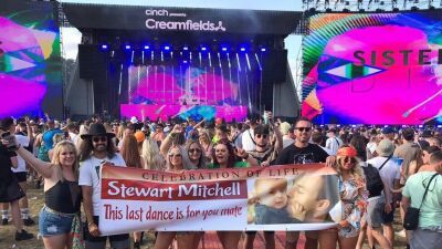 英開催フェス「Creamfields」でTiësto（ティエスト）の公演中、弔いとして紙吹雪と共にファンの遺灰がバズーカで撒かれる。Tiëstoは「本当の話ではない」とコメントするも後に削除