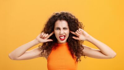 難聴どころか早期発症の "認知症リスク" まで!?!? イギリスのコンサート来場者の50％が難聴のリスクに晒されていることが新たな調査結果で明らかに…