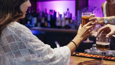 カリフォルニア州のバー、ナイトクラブにて "デートレイプドラッグ" 対策として飲み物用の蓋の提供＆薬物検査キット設置が恒久的に義務化