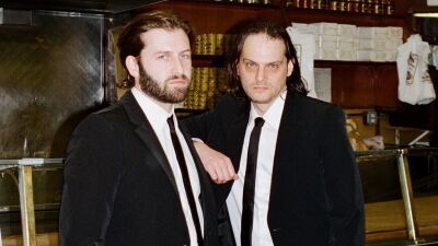 Zeds Dead (ゼッズ・デッド) 、怒り爆発！ ツアーグッズのデザインをイタリアのブランド「ヴェルサーチ 」が盗用!?