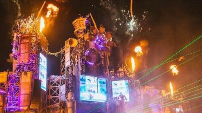 猛暑のイギリスの夏……「The Boomtown music festival」熱波で極度の暑さ、山野火災を防ぐためキャンプファイヤー、調理用コンロ禁止令、ファイヤーパフォーマーの数も削減