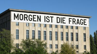 ベルリンの人気クラブBerghain（ベルグハイン）、Jacob Kudsk Steenseによる氷河の谷の沼地としてのベルリンの起原を遡るアートインスタレーションを2021年後半に開催
