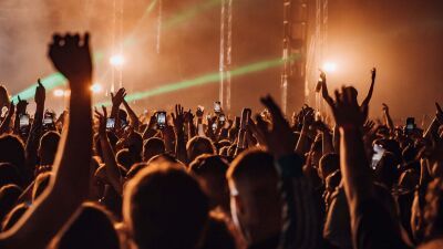 イギリス国内の100を超えるフェスティバルが、音楽フェスにおける "性的暴力" 問題に取り組む憲章への参加を発表…英国内での40歳未満のフェス参加女性のほぼ半数が "望まない性行為" を経験している？