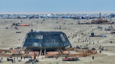 米ネバダ州の砂漠で開催されるフェス「Burning Man 2025」男性が感電、豪雨で車両通行不能となりヘリコプターで搬送