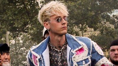 まるでウェットスーツ!? "MGK" ことMachine Gun Kelly  (マシン・ガン・ケリー）、胸から首までと腕を黒く塗りつぶすタトゥーを入れ「これまでに経験した中で最も痛かった」