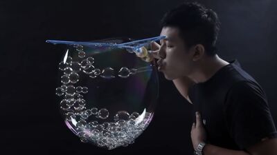 台湾のシャボン玉マスター、大きな泡の中に783個の小さな泡を作ってギネス世界記録を更新！以前には「掌の上でシャボン玉を跳ね返す記録」のギネス記録も