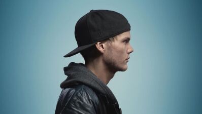 Avicii (アヴィーチー) の人生を描くYouTubeドキュメンタリー・シリーズにて人気曲 "Sunset Jesus" の制作過程が明らかに