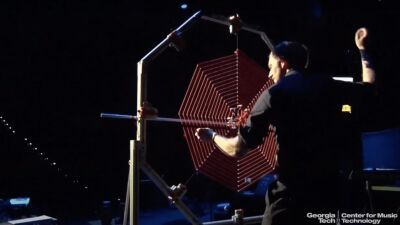 科学者が蜘蛛の巣の構造を模した「スパイダー・ハープ」で "蜘蛛の巣の振動がどのようにクモに情報を伝えるのか" を再現、楽器としても演奏可能！ (動画あり) 
