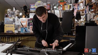 Fred again.. (フレッド・アゲイン) が「Tiny Desk concert (タイニー・デスク・コンサート) 」に出演！【動画リンク有り】