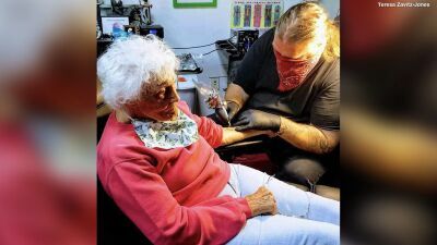アメリカ・ミシガン州のおばあちゃん、人生初のタトゥーを入れて103歳の誕生日を祝う