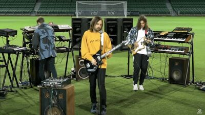TAME IMPALA（テーム・インパラ）、サッカーゲーム『FIFA 21』公式サウンドトラックのリリースを記念し、HBFパークスタジアムからのライブ動画を公開