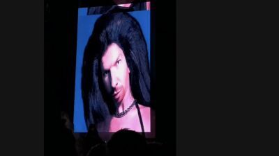 Charli XCX (チャーリー・エックスシーエックス) 、Aphex Twin (エイフェックス・ツイン) のライブのビジュアルに自分の顔を "公式に" 提供