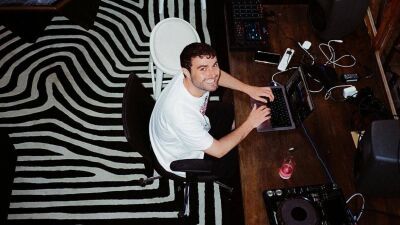 Fred again.. (フレッド・アゲイン)、AI生成音楽を真っ向否定「試してみたいと一切思わない」「プロセスこそが魔法」