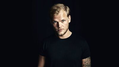 先日リリースされたAvicii (アヴィーチー) の新曲 "Forever Yours" のボーカリストSandro Cavazzaが「Aviciiを尊重してリリースに合意していなかった」と暴露