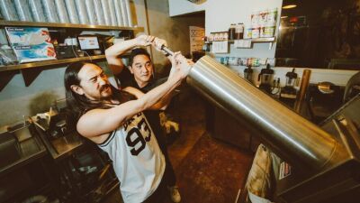 Steve Aoki（スティーブ・アオキ）と実兄 Kevin Aoki（ケビン・アオキ）、ラスベガスに "アニメ × 焼き鳥" レストラン「Kuru Kuru Pa（クル・クル・パ）』をオープン！