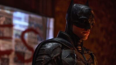 映画『THE BATMAN-ザ・バットマン‐』都内４店舗の「筋肉食堂」とスペシャルコラボ＆国内1体のみの等身大オブジェがゴッサムシティと友好都市提携する広島県福山市のTSUTAYAに展示