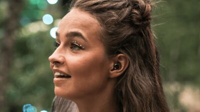 ベルギーのビッグフェス『Tomorrowland』2024年7月の開催を目前にイヤープロテクター・ブランドとタッグを組み耳を守るフェス向け「イヤープラグ」の販売開始