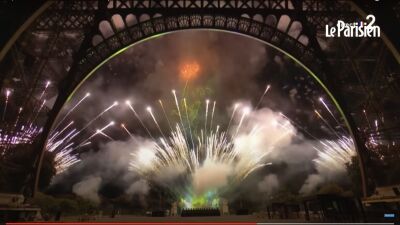 2024年フランス開催のパリオリンピックに先立ち、革命記念日にDaft Punk (ダフト・パンク) とMadeon (マデオン) の音楽をバックにした1000機のドローンと花火のショーが開催