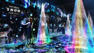 NAKED（ネイキッド）による、鏡に囲まれたオーロラをイメージしたクリスマスツリーのイマーシブイルミネーションが表参道ヒルズにて開催