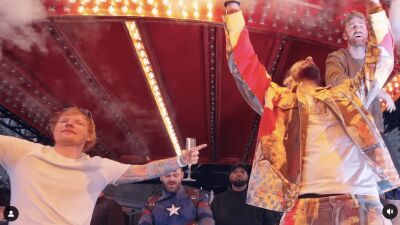 Ed Sheeran (エド・シーラン)、ラスベガスのハロウィンイベントに飛び入り参加、The Chainsmokers (ザ・チェインスモーカーズ) と共に ”Closer” 他、互いのヒット曲を熱