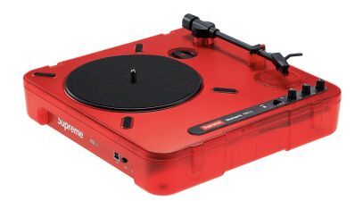 2020年の春夏コレクションとしてSupreme x NumarkのPT01ポータブルターンテーブルが登場、公式オンラインストアでは2020年2月29日（土）発売スタート