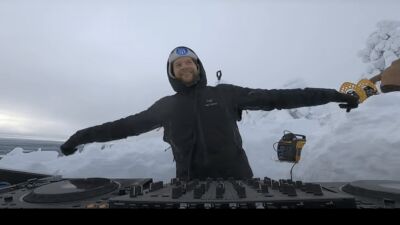 遭難しそうなフィンランドの凍てついた丘の上からYOTTO（ヨット）がプロフレッシブハウスの「A Verry Cold DJ Set（極寒DJセット）」を披露【エクストリームDJ】