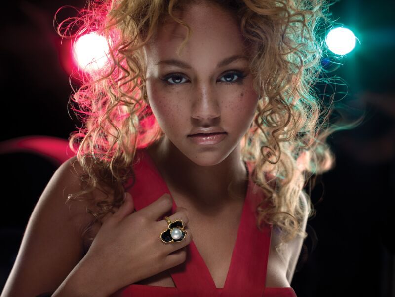 KAT DELUNA